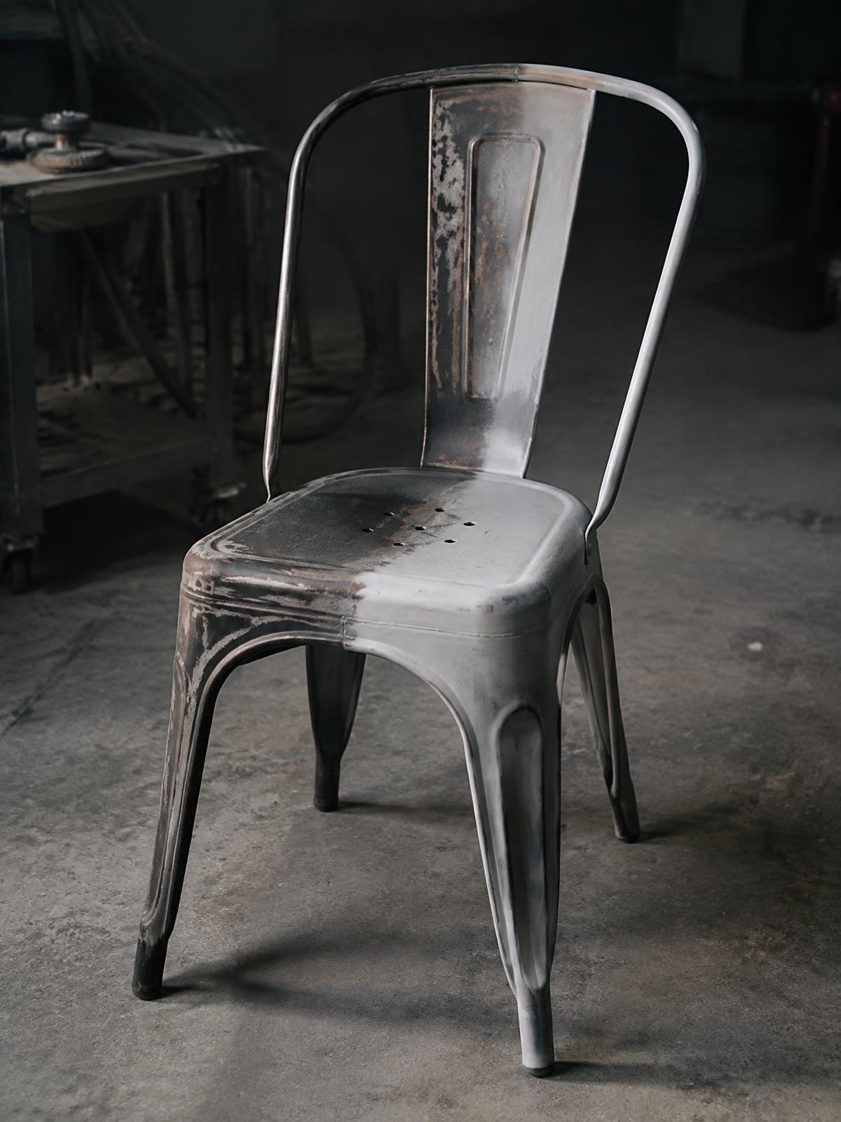 Chaise industrielle à moitié décapée dans l'atelier